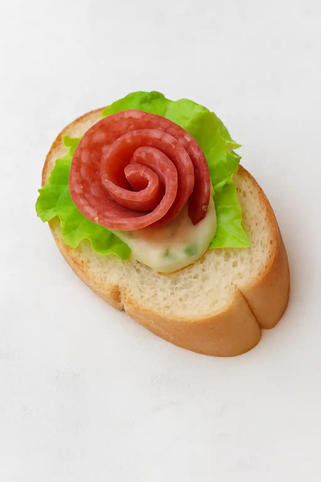 Брускетты с плавленым сыром, маринованным огурцом и салями, 10шт.