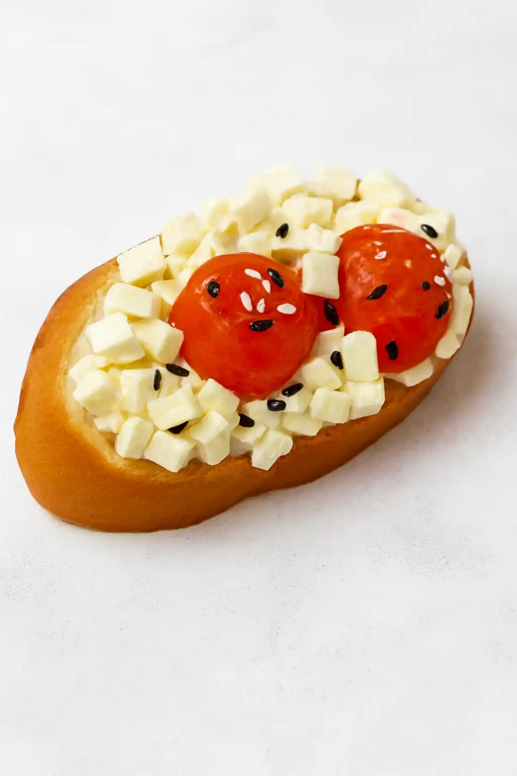 Брускетты с черри, брынзой и соусом табаско, 10шт.