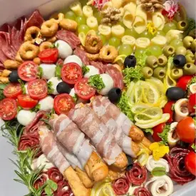 Гастробокс «Сырно-мясное ассорти и канапе»