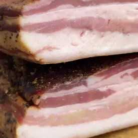 Бекон с коньяком и можжевеловой ягодой