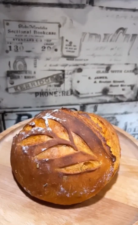 Томатная булка с базиликом, сыром и маслинами, 450 гр.