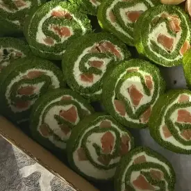 Рулет из шпината с форелью