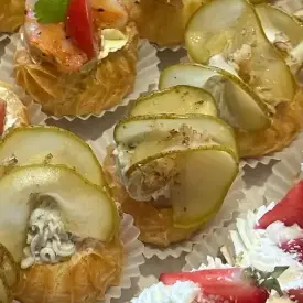 Профитроли с кремом дор блю и грушей