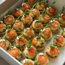 Тарталетки, запеченые с птицей и грибами