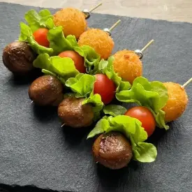 Канапе на шпажке с сырным шариком