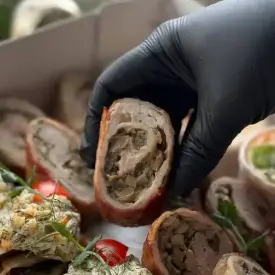 Рулетики из свинины с беконом и грибами