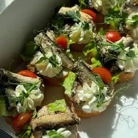 Кростини со шпротами