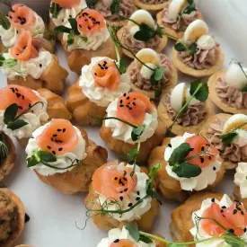 Профитроли с красной рыбой