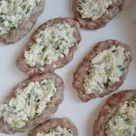 Мясные лодочки с луком и яйцом