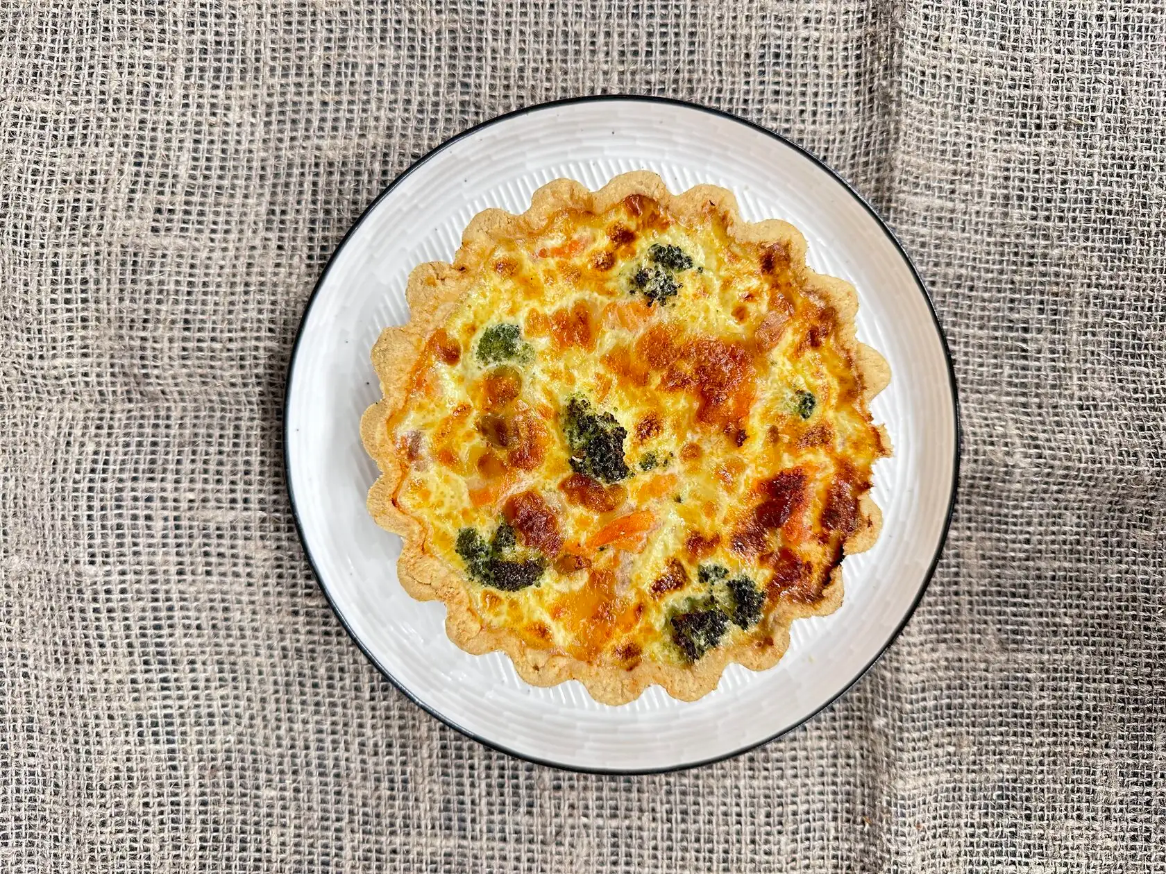 Киш с лососем и брокколи