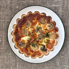 Киш с грудинкой, грибами и крем-чизом