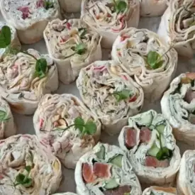 Рулет из лаваша с форелью и рулет из лаваша с ветчиной