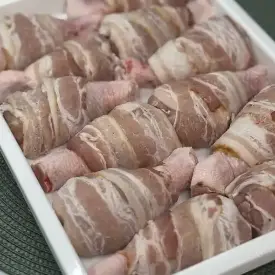 Фаршированная куриная голень в беконе