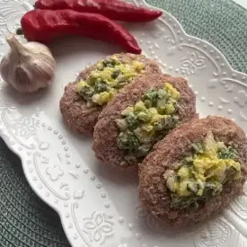Мясные лодочки с луком и яйцом