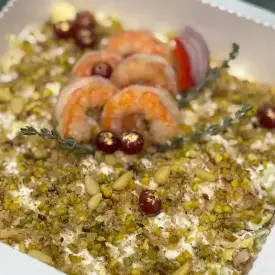 Салат с креветкой, курицей и ананасом