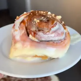 Синабоны со сливочным кремом и карамелью