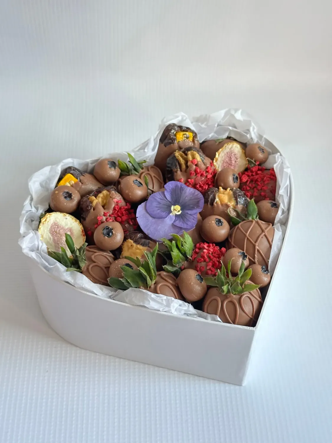 Микс десертов: клубника, финики с начинками и голубика в шоколаде  фото 3