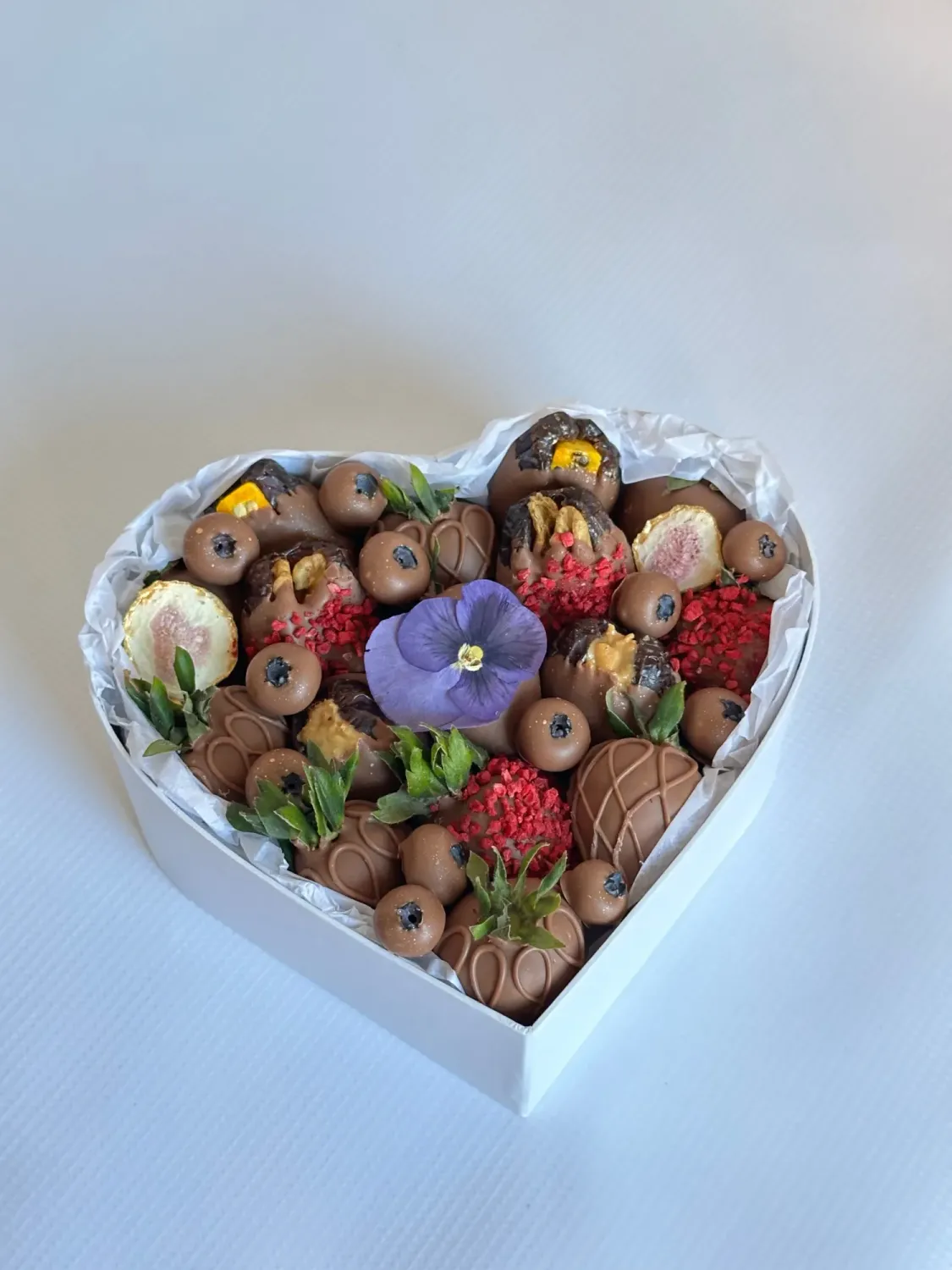 Микс десертов: клубника, финики с начинками и голубика в шоколаде  фото 1