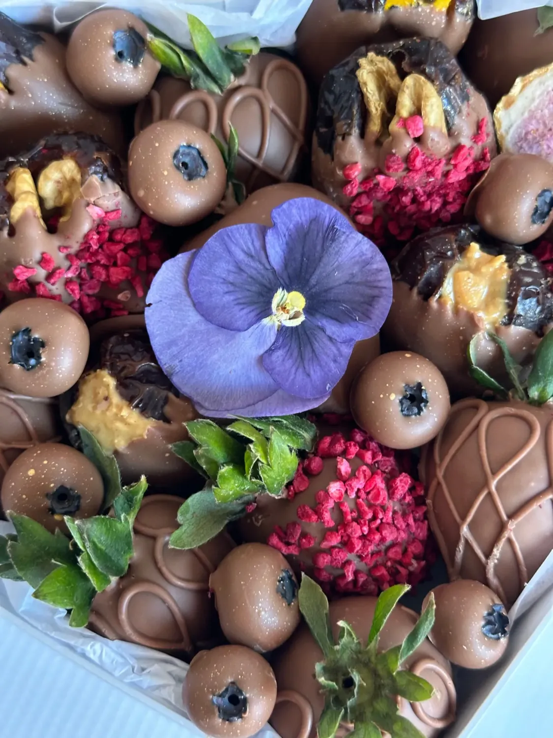 Микс десертов: клубника, финики с начинками и голубика в шоколаде  фото 2