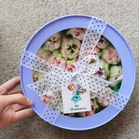 Зефирные цветы в круглой коробке, 20 см