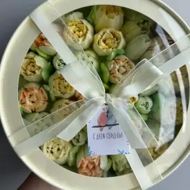 Зефирные цветы в круглой коробке, 25 см