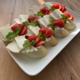 Брускета с камамбером и ягодой