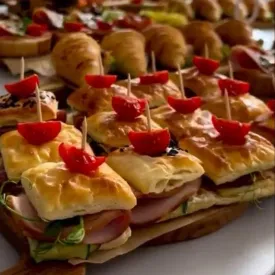 Слойка с ветчиной и ореховым соусом 