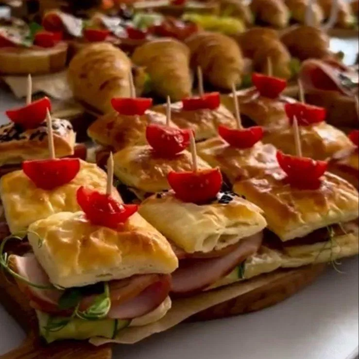 Слойка с ветчиной и ореховым соусом