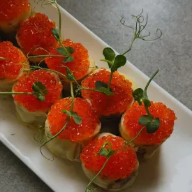 Блинный рулетик с кремом сырным и красной икрой