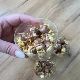 Попкорн с молочным шоколадом в стаканчике