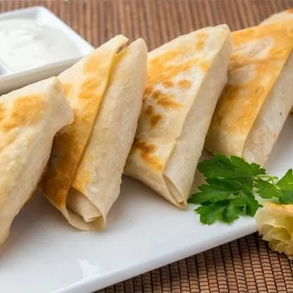 Конвертики из лаваша с крабовым мясом