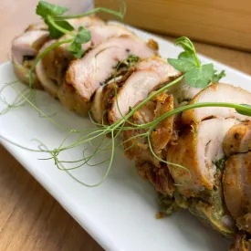 Рулет куриный с сыром, вялеными помидорами и шпинатом