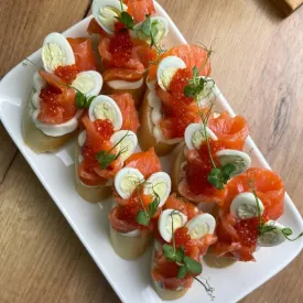 Брускетта с форелью и красной икрой