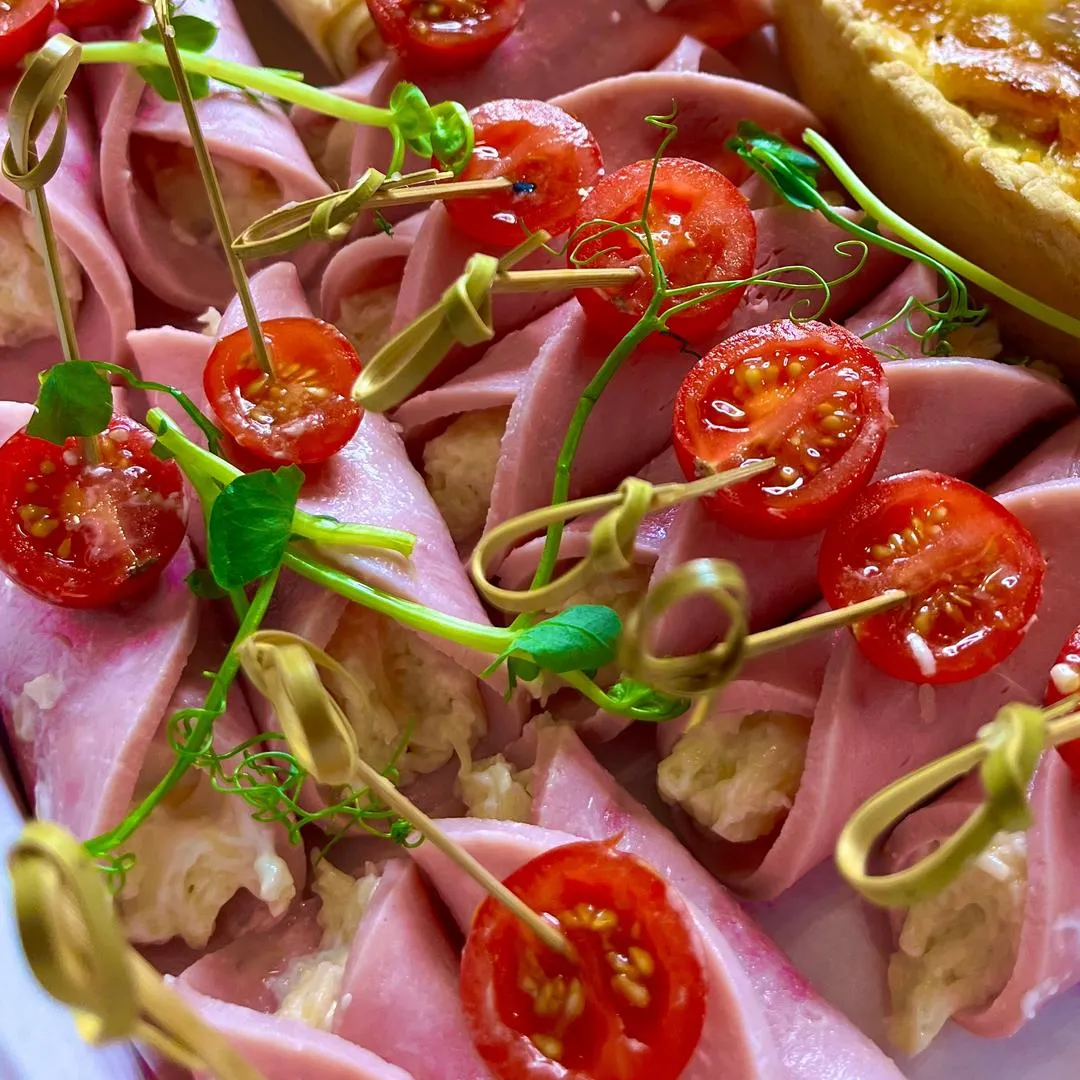 Рулетики порционные из ветчины с сырной начинкой