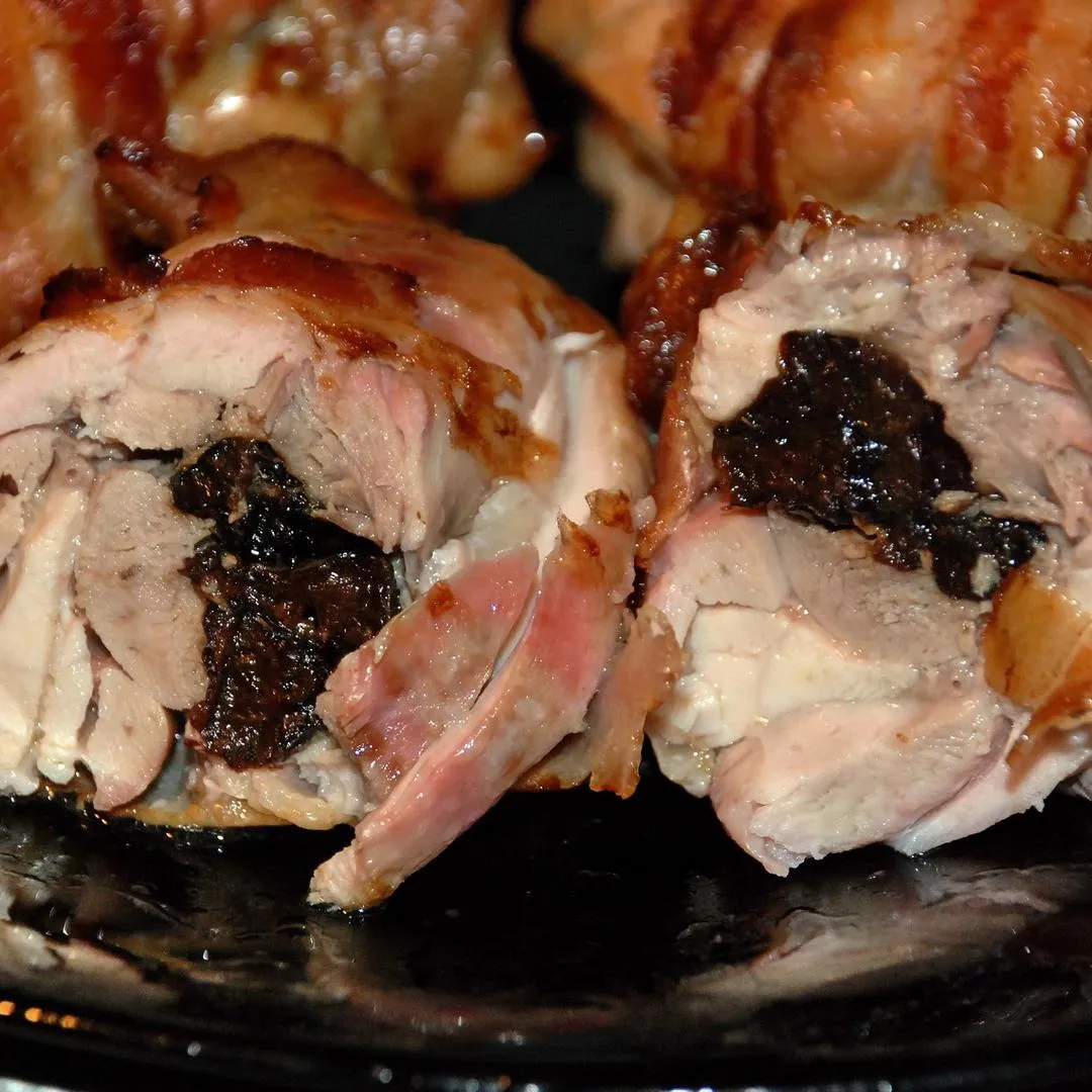 Рулетики из бедра курицы с черносливом