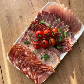 Ассорти мясных деликатесов