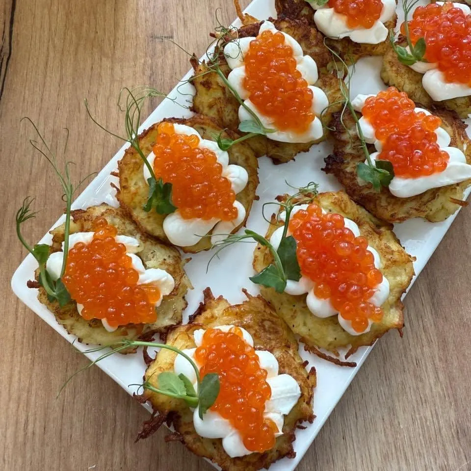 Картофельные мини-драники с красной икрой