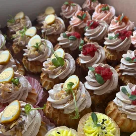 Профитроли с муссом цыпленка и хрустящим луком