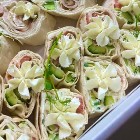 Рулет из лаваша с красной рыбой и авокадо