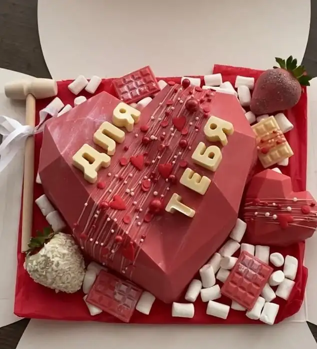 Пиньята в форме сердца с клубникой или сухофруктами фото 3