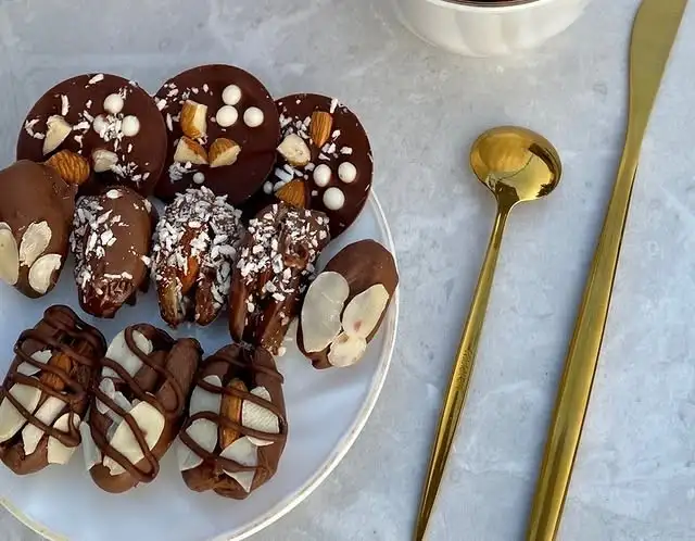 Королевские финики в шоколаде с миндалем фото 4