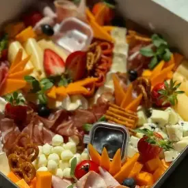 Бокс с сырной и мясной нарезкой