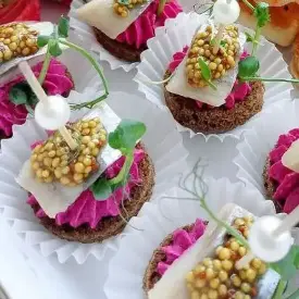 Канапе с селедочкой и свекольным муссом