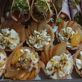 Тарталетки с карамелизированной грушей