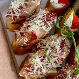 Брускетта с карпаччо из курицы и вялеными томатами