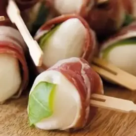 Канапе с моцареллой