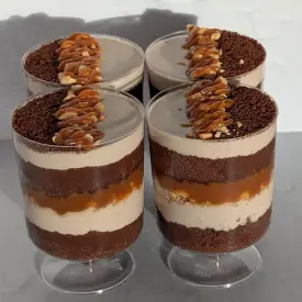 Трайфлы «Сникерс» с арахисом и карамелью