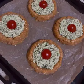 Куриные гнезда со шпинатом и сулугуни