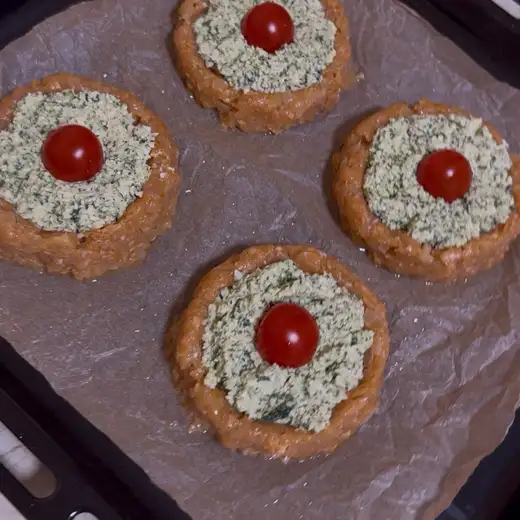 Куриные гнезда со шпинатом и сулугуни