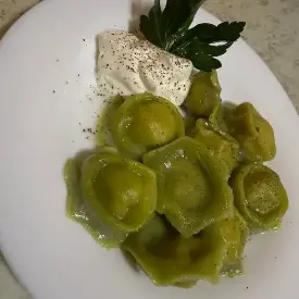 Пельмени шпинатные с курицей и пармезаном